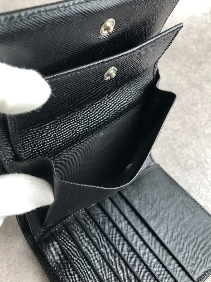 【 日本直送　名牌中古包 】PRADA プラダ 財布 ブラック トライアングルロゴ ナイロン 二つ折り財布 vintage ヴィンテージ オールド s2heh6