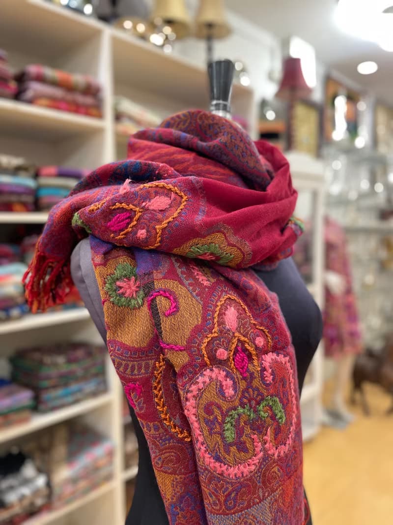 【母親節精選】喀什米爾厚織水煮羊毛 手工刺繡圍巾 - 蝴蝶蘭