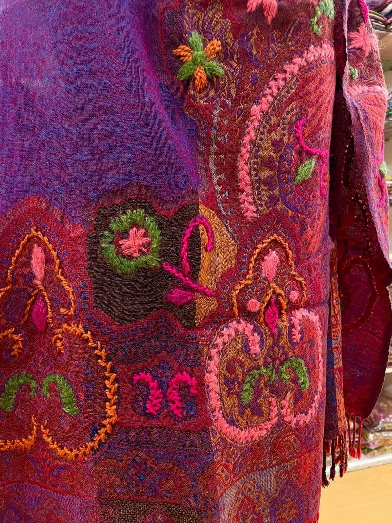 【母親節精選】喀什米爾厚織水煮羊毛 手工刺繡圍巾 - 蝴蝶蘭
