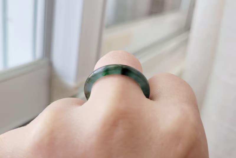 【親翠】天然翡翠 冰墨綠沉靜冰透低調三彩飄花手指鐲13號戒圈