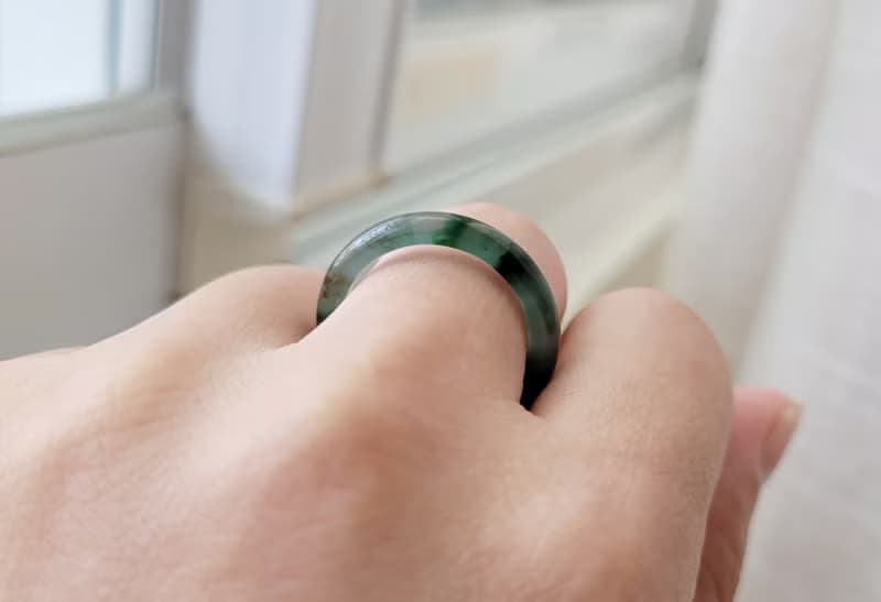 【親翠】天然翡翠 冰墨綠沉靜冰透低調三彩飄花手指鐲13號戒圈