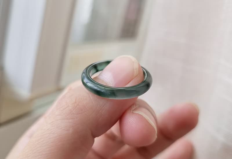 【親翠】天然翡翠 冰墨綠沉靜冰透低調三彩飄花手指鐲13號戒圈