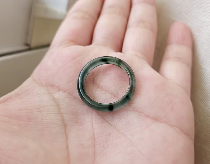 【親翠】天然翡翠 冰墨綠沉靜冰透低調三彩飄花手指鐲13號戒圈