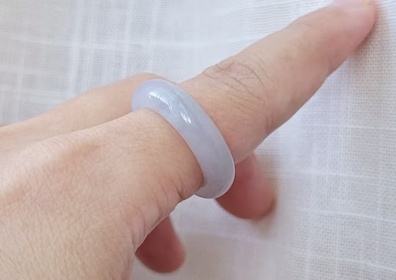 【親翠】天然翡翠 冰水潤帶紫帶綠有點美手指鐲12號戒圈