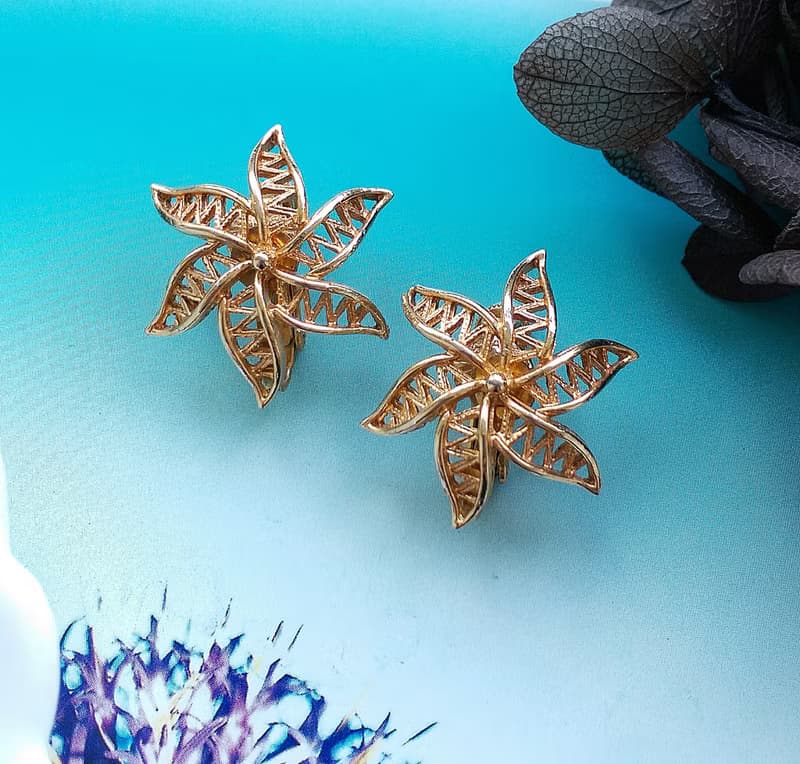 Vintage Jewelry 西洋古董飾品 Vendome 金色調 簍空花 夾式耳環