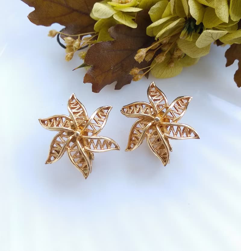 Vintage Jewelry 西洋古董飾品 Vendome 金色調 簍空花 夾式耳環
