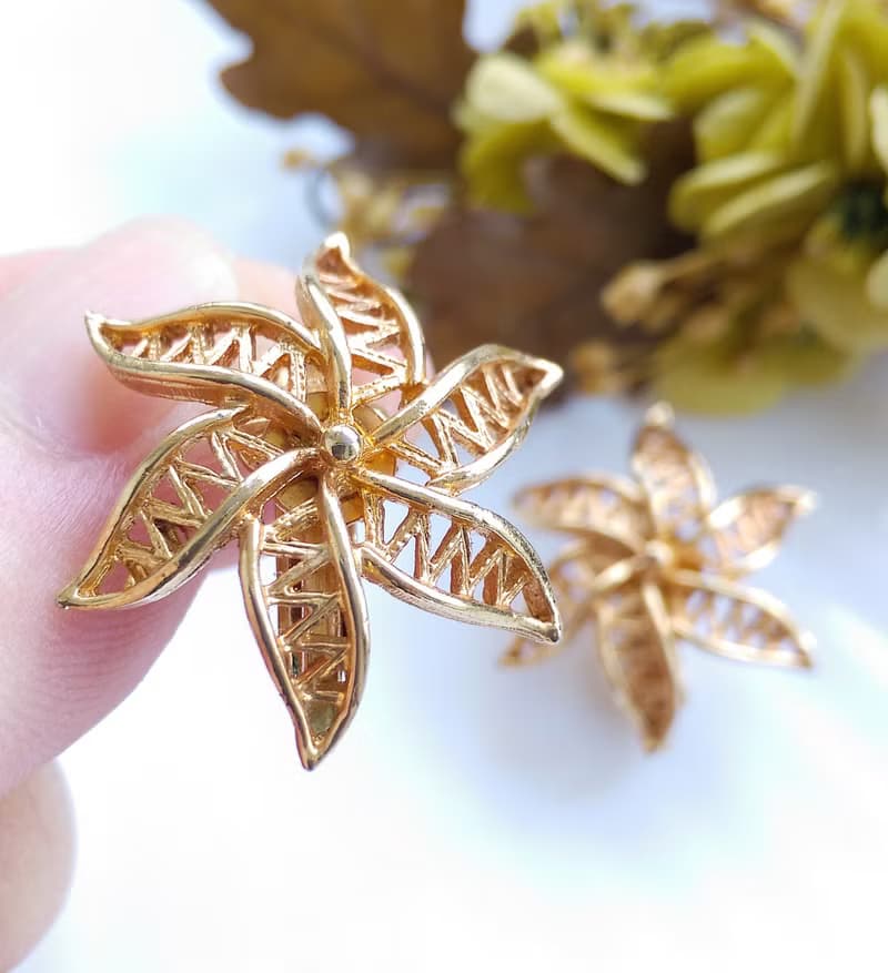 Vintage Jewelry 西洋古董飾品 Vendome 金色調 簍空花 夾式耳環
