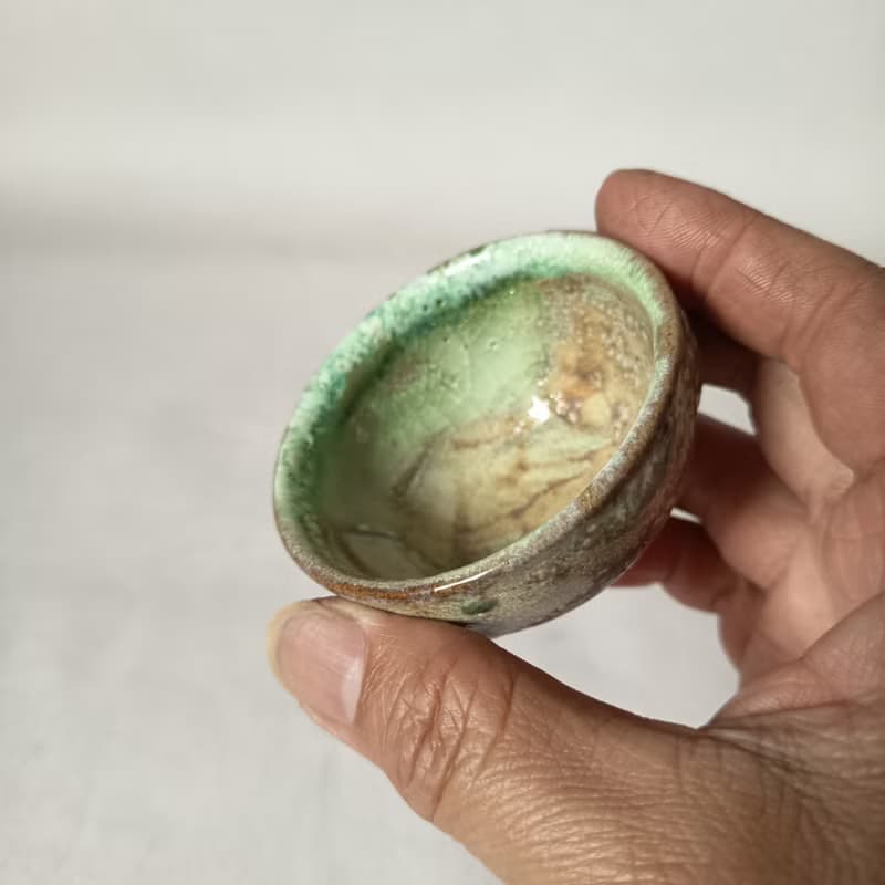 陶藝家創作多重掛釉瓦斯窯燒杯