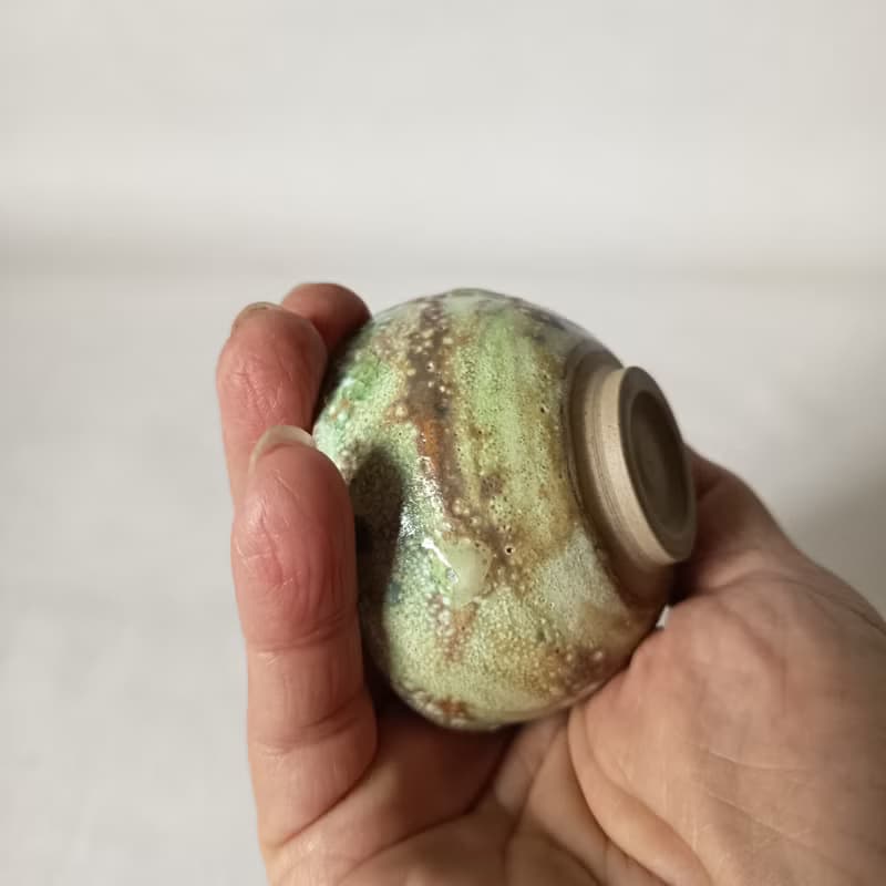陶藝家創作多重掛釉瓦斯窯燒杯