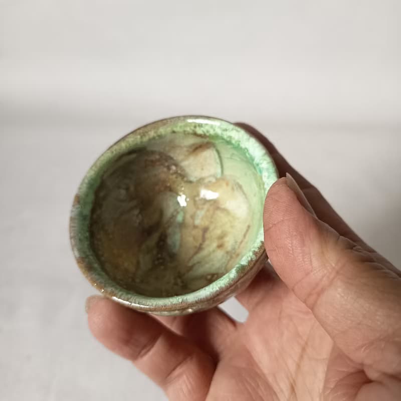 陶藝家創作多重掛釉瓦斯窯燒杯