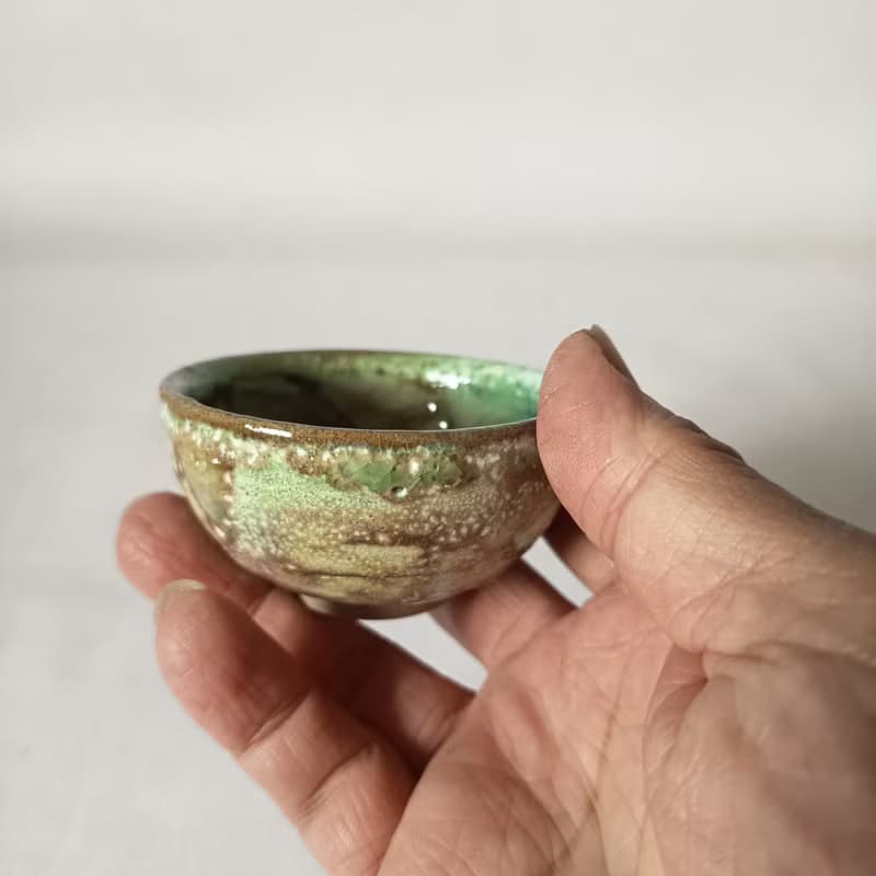 陶藝家創作多重掛釉瓦斯窯燒杯