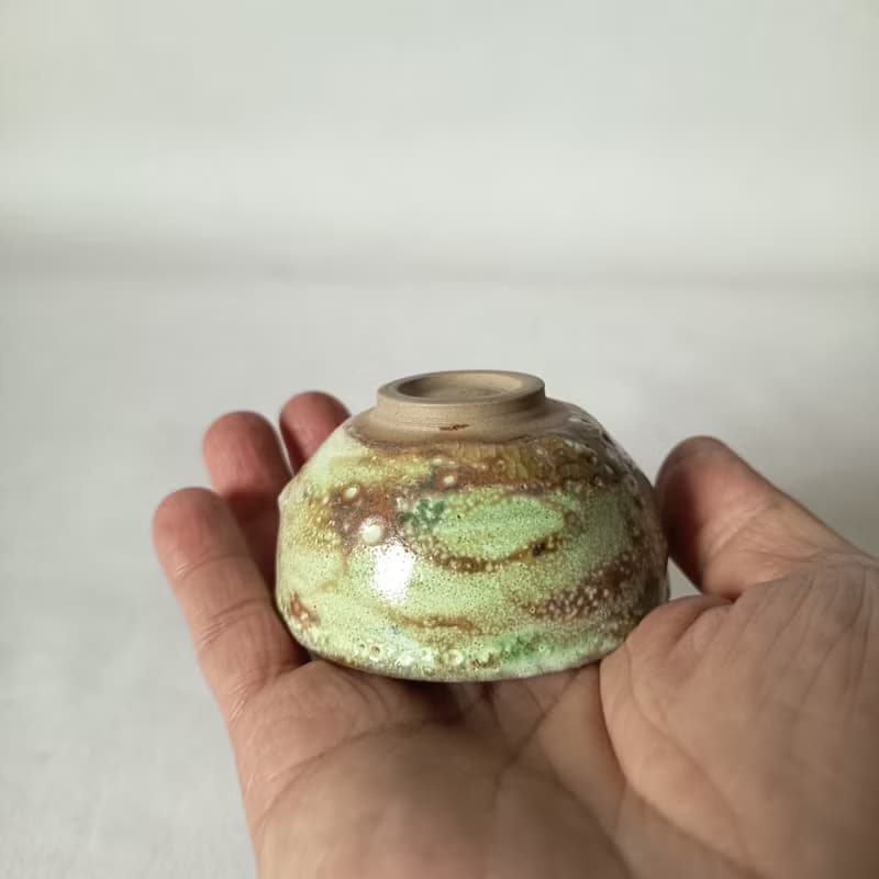 陶藝家創作多重掛釉瓦斯窯燒杯