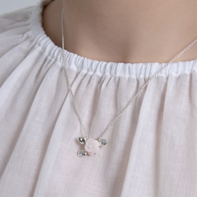 haime leaf rose necklace (mother of pearl)