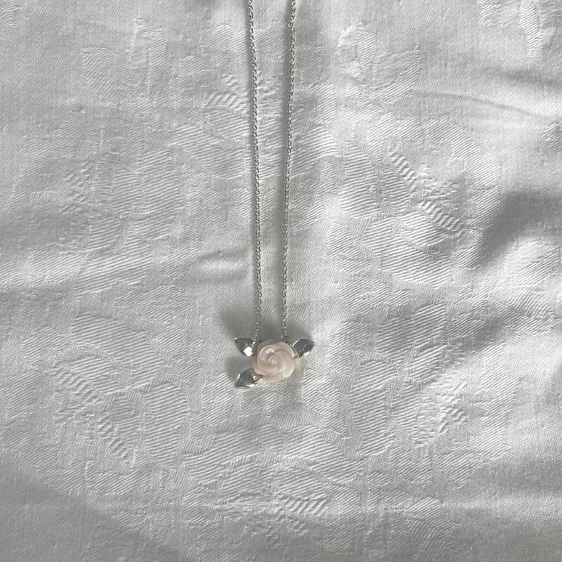 haime leaf rose necklace (mother of pearl)