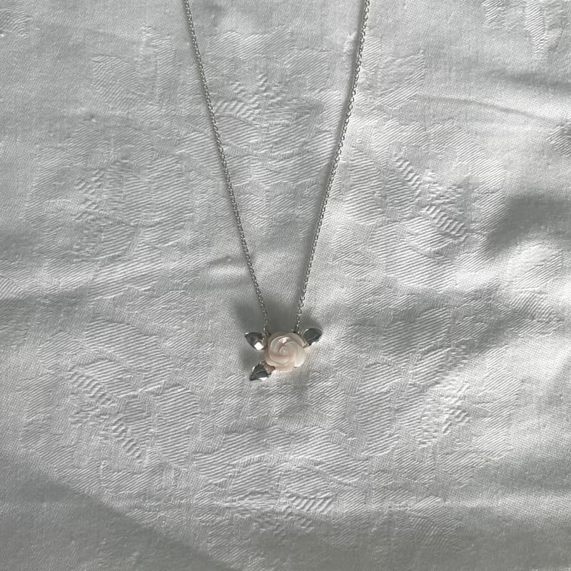 haime leaf rose necklace (mother of pearl)