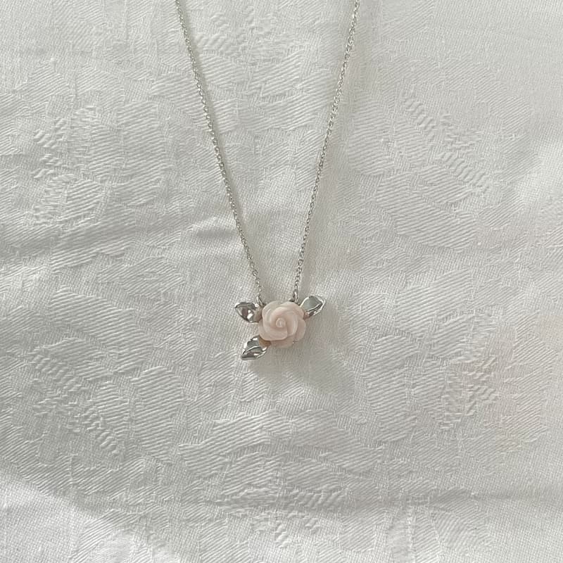 haime leaf rose necklace (mother of pearl)