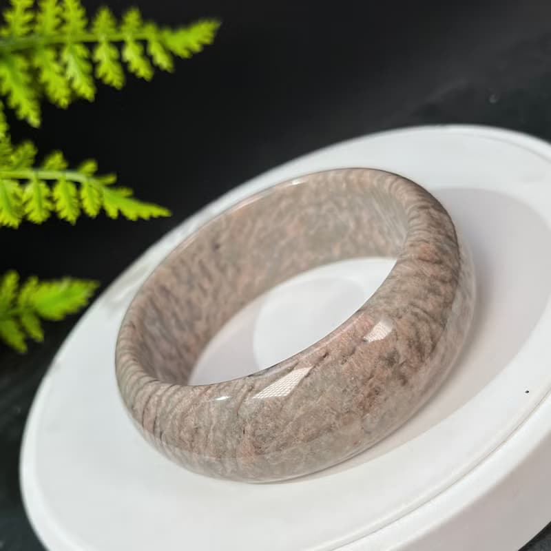 獨特長石手鐲62MM 玉化高瓷星光 肉紅色飄綠寬條景鐲 增強自信