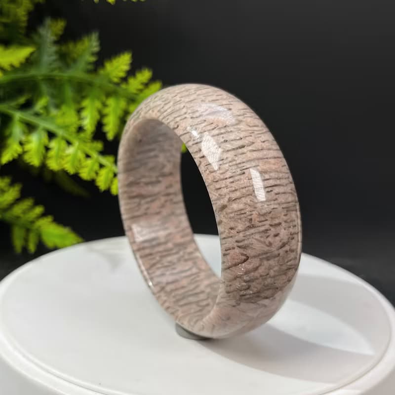 獨特長石手鐲62MM 玉化高瓷星光 肉紅色飄綠寬條景鐲 增強自信