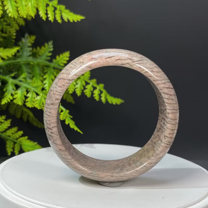 獨特長石手鐲62MM 玉化高瓷星光 肉紅色飄綠寬條景鐲 增強自信