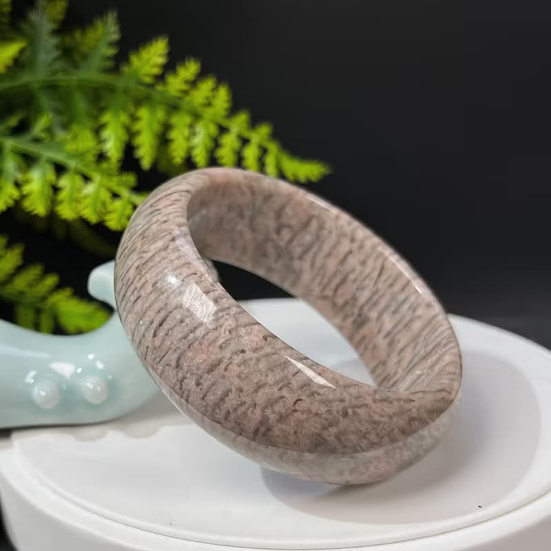 獨特長石手鐲62MM 玉化高瓷星光 肉紅色飄綠寬條景鐲 增強自信