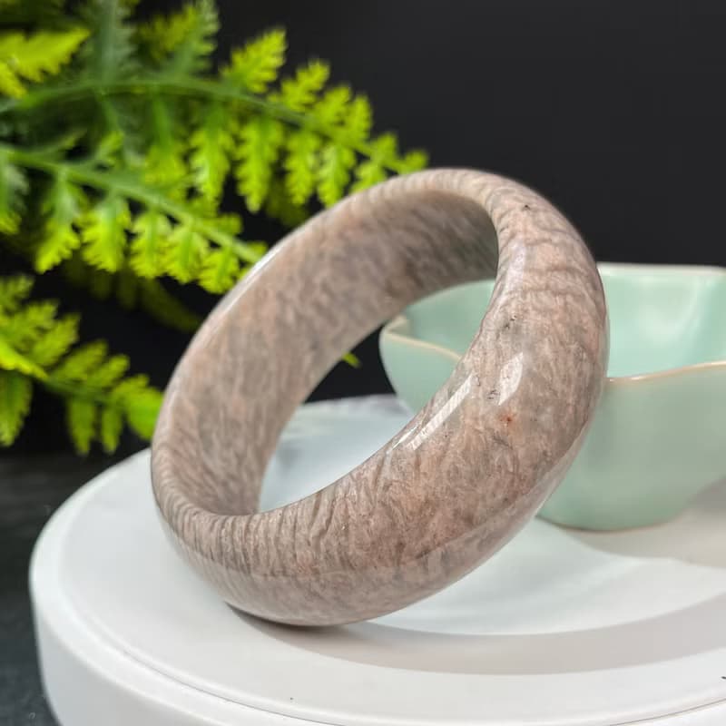 獨特長石手鐲62MM 玉化高瓷星光 肉紅色飄綠寬條景鐲 增強自信