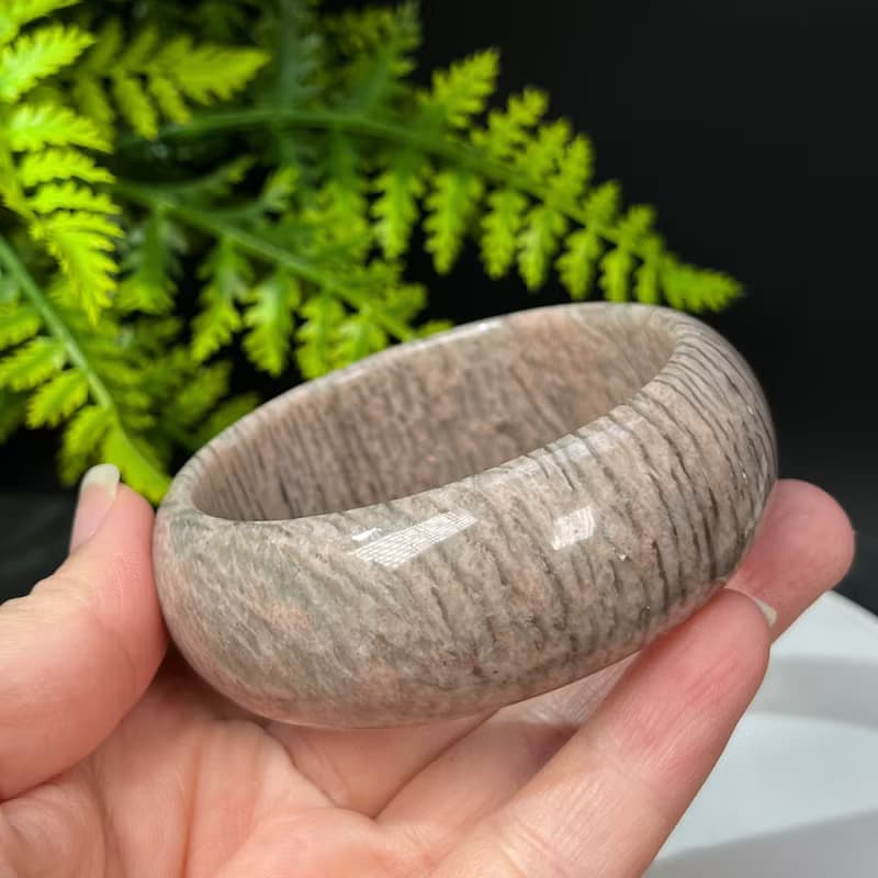 獨特長石手鐲62MM 玉化高瓷星光 肉紅色飄綠寬條景鐲 增強自信