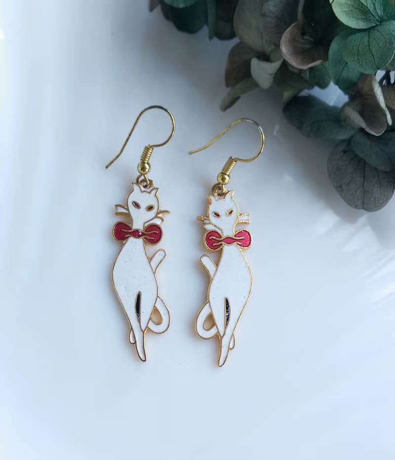 Vintage Jewelry 西洋古董飾品 優雅小白貓 景泰藍 耳勾 針式耳環