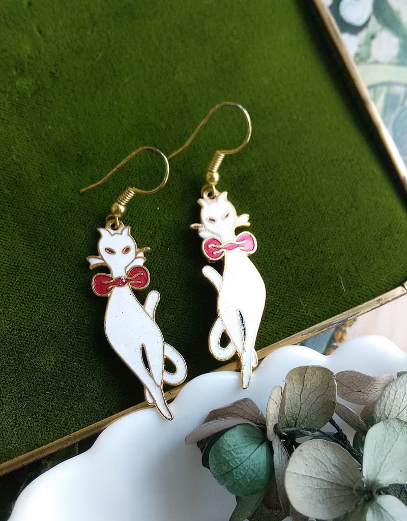 Vintage Jewelry 西洋古董飾品 優雅小白貓 景泰藍 耳勾 針式耳環