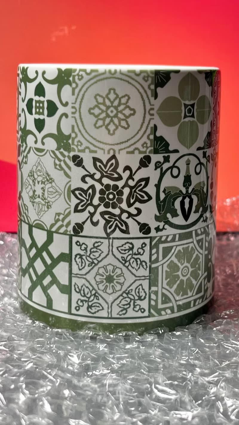 繁華似錦手拿杯