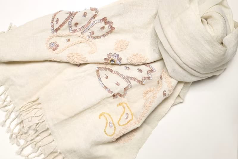 【精品禮盒】釘珠喀什米爾水煮羊毛刺繡圍巾披肩拼透紗純米白粉色