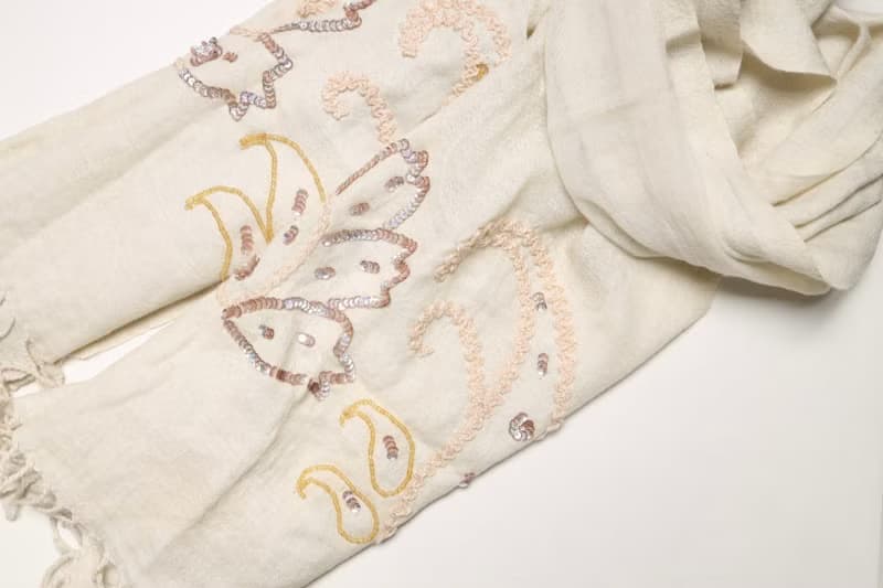 【精品禮盒】釘珠喀什米爾水煮羊毛刺繡圍巾披肩拼透紗純米白粉色