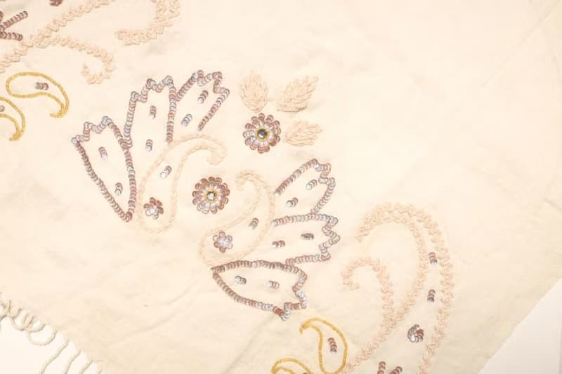 【精品禮盒】釘珠喀什米爾水煮羊毛刺繡圍巾披肩拼透紗純米白粉色