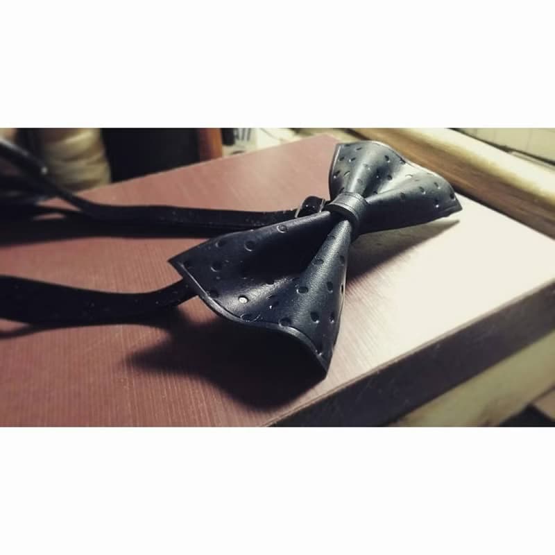 手工制作 藍色植鞣皮制 波點領結