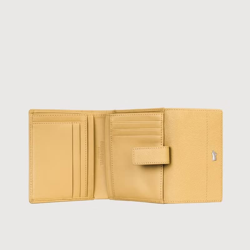 【免費升級送禮包裝】依雅娜 壓紋牛皮8卡兩折短夾多色/BF853-404