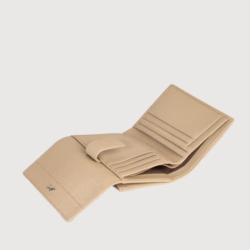 【免費升級送禮包裝】依雅娜 壓紋牛皮8卡兩折短夾多色/BF853-404