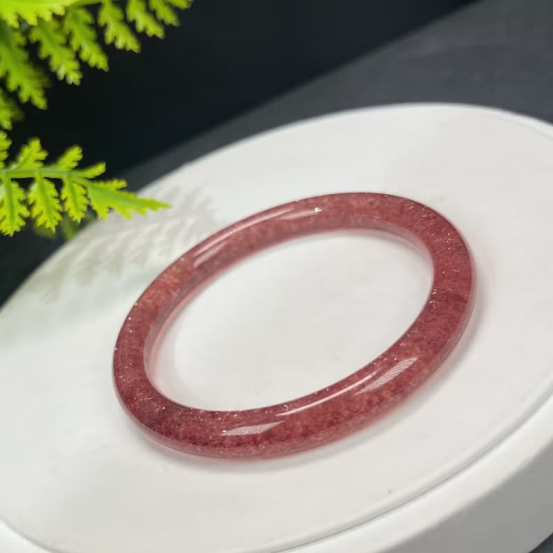高品質 鴿血紅草莓晶手鐲 56MM 冰透爆閃圓條紅水晶手環 甜美魅力
