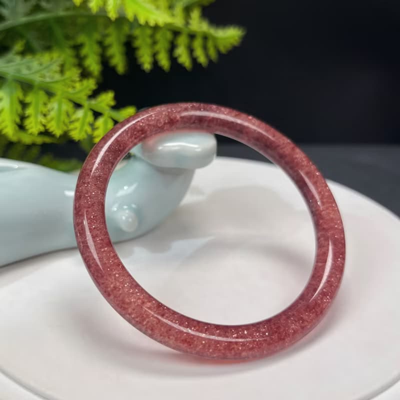 高品質 鴿血紅草莓晶手鐲 56MM 冰透爆閃圓條紅水晶手環 甜美魅力