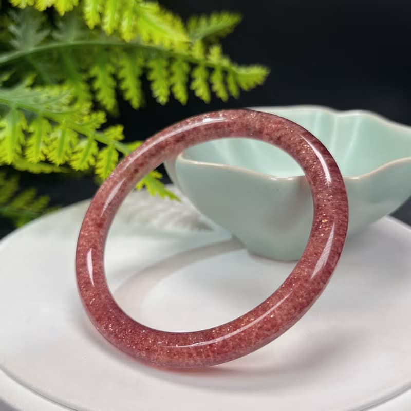 高品質 鴿血紅草莓晶手鐲 56MM 冰透爆閃圓條紅水晶手環 甜美魅力
