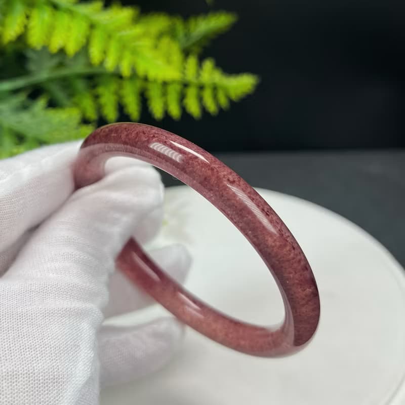 高品質 鴿血紅草莓晶手鐲 56MM 冰透爆閃圓條紅水晶手環 甜美魅力