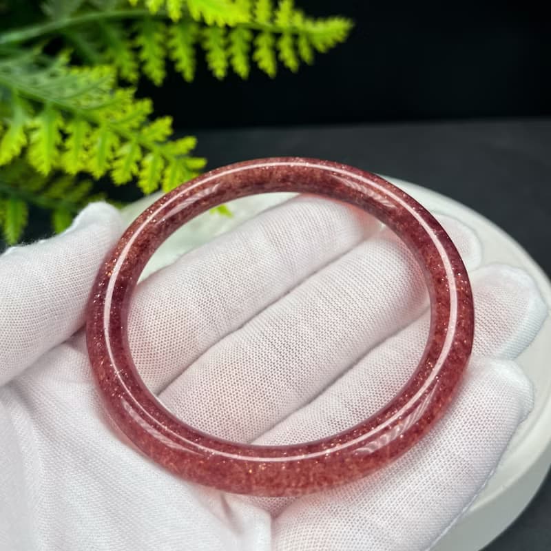 高品質 鴿血紅草莓晶手鐲 56MM 冰透爆閃圓條紅水晶手環 甜美魅力