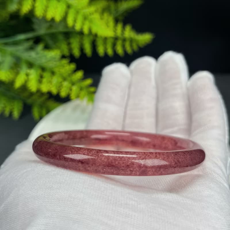 高品質 鴿血紅草莓晶手鐲 56MM 冰透爆閃圓條紅水晶手環 甜美魅力