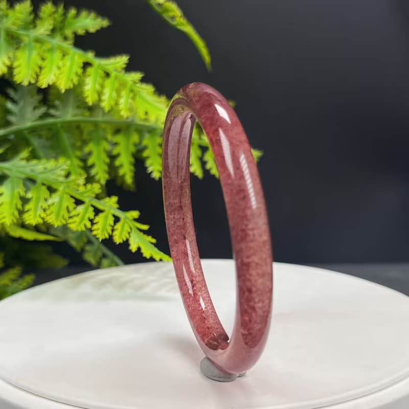 高品質 鴿血紅草莓晶手鐲 56MM 冰透爆閃圓條紅水晶手環 甜美魅力