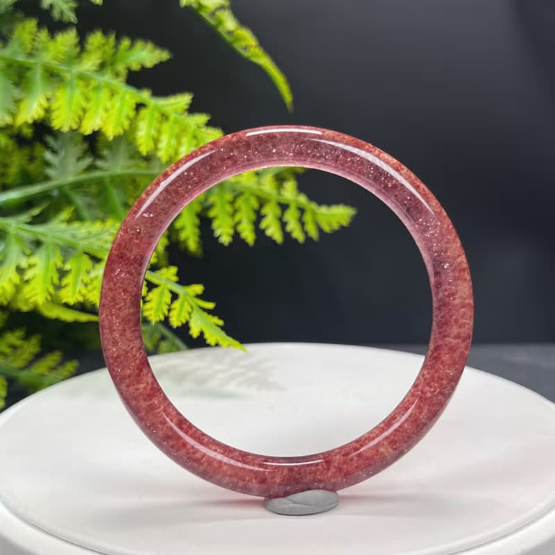 高品質 鴿血紅草莓晶手鐲 56MM 冰透爆閃圓條紅水晶手環 甜美魅力