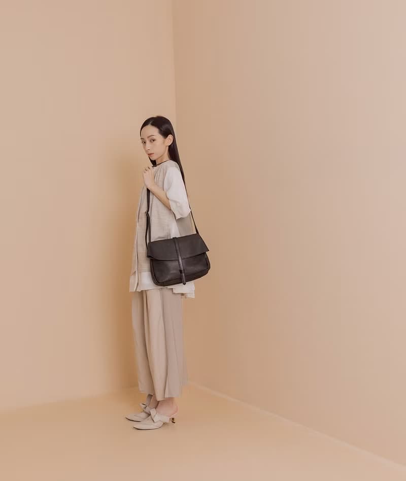 supportingrole 小橢圓3層空間條帶掀蓋單肩包側背包 黑