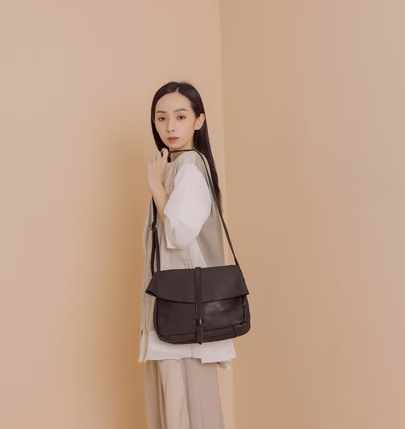 supportingrole 小橢圓3層空間條帶掀蓋單肩包側背包 黑