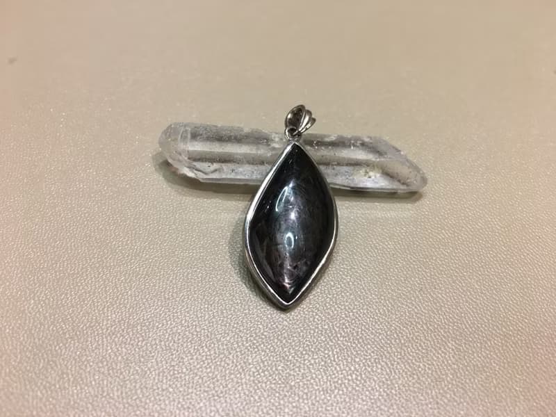 金運石 ( 銀線石 ) 馬眼形吊墜 ( 1 ) - 平衡情緒,舒緩關鍵的壓力