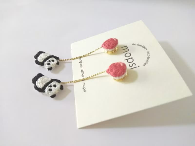 風船とパンダ　刺繍ピアス/イヤリング