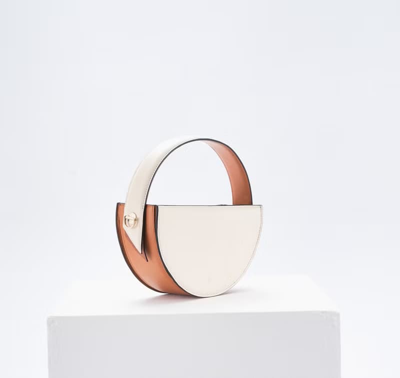 The ONE Bag 素皮革圓包 手拿包 斜背包 側背包 米白色x淺棕色