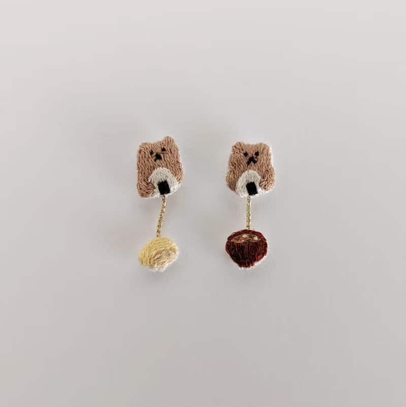 朝ごはんはおにぎり派のくま　刺繍ピアス/イヤリング