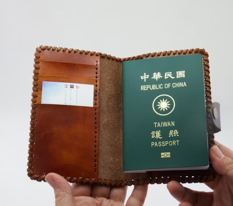 山棕月 (影雕) 皮革護照夾